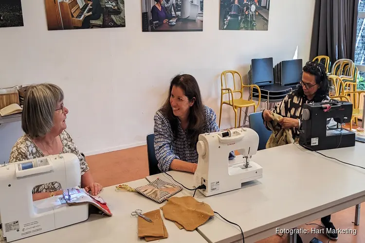 Wethouder Diana van Loenen bezoekt Hart Buurt Atelier in Meerwijk