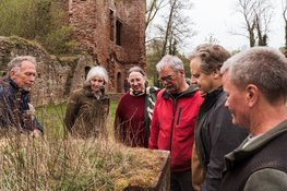 Op pad met een IVN-gids: ontdek de bijzondere natuur van de Ruïne van Brederode