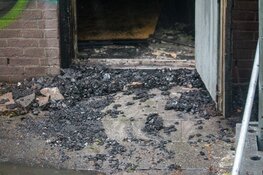 Houten platen van leegstaand poppodium in brand gestoken