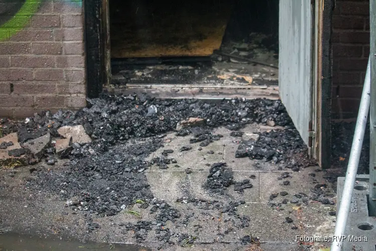 Houten platen van leegstaand poppodium in brand gestoken
