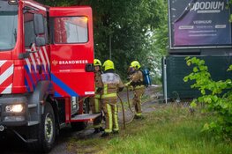 Houten platen van leegstaand poppodium in brand gestoken
