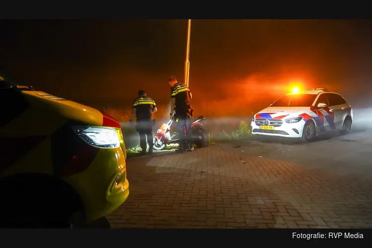 Scooter botst op lantaarnpaal in Spaarndam, twee gewonden
