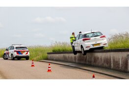 Automobilist ramt vangrail en auto op A9 en komt half boven tunnel tot stilstand