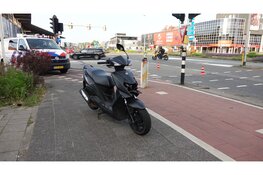 Scooterrijder gewond na aanrijding met auto in Beverwijk