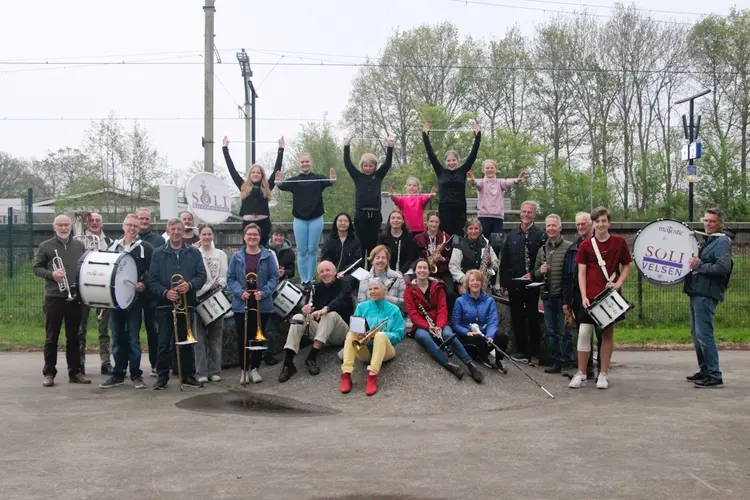 Het marsorkest en twirlteam in actie bij het inhalen van de vierdaagse