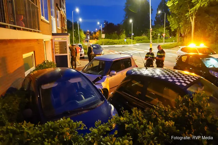 Automobilist vliegt uit bocht en ramt geparkeerde auto's