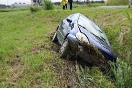 Bestuurder meegenomen door politie nadat auto in sloot belandt in Heemskerk