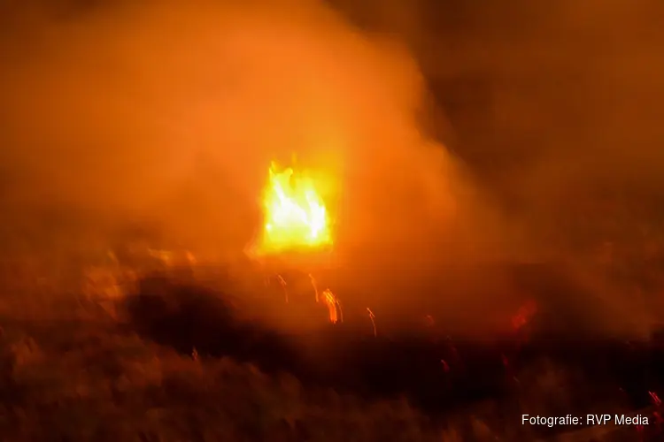 Stapel gemaaid gras vliegt in brand in Heemskerk