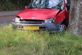 Automobilist verliest macht over het stuur en rijdt tegen boom aan in Heemstede
