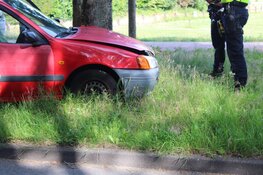 Automobilist verliest macht over het stuur en rijdt tegen boom aan in Heemstede