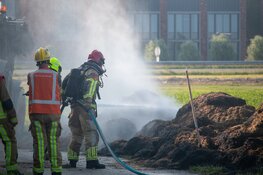 Brandweer druk bezig met brandend hooi tijdens extreme hitte