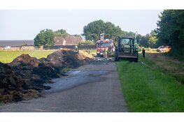 Brandweer druk bezig met brandend hooi tijdens extreme hitte