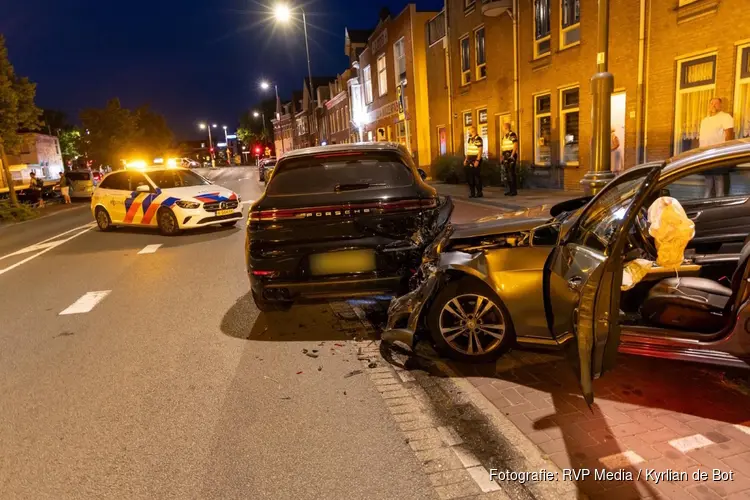 Taxichauffeur rijdt tegen geparkeerde Porsche in Haarlem