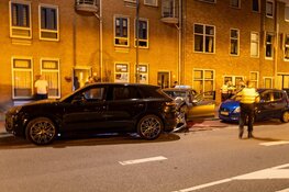 Taxichauffeur rijdt tegen geparkeerde Porsche in Haarlem