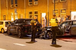 Taxichauffeur rijdt tegen geparkeerde Porsche in Haarlem