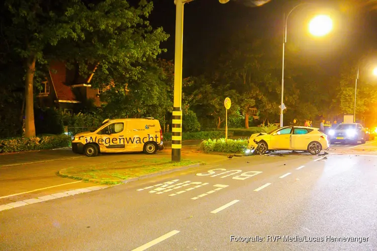 Auto richt ravage aan op Heemsteedse Dreef
