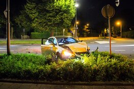 Auto richt ravage aan op Heemsteedse Dreef