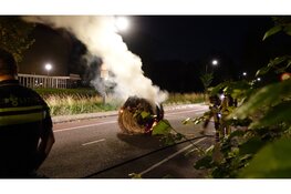 Hooibaal in brand op de Hoflanderweg