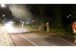 Hooibaal in brand op de Hoflanderweg
