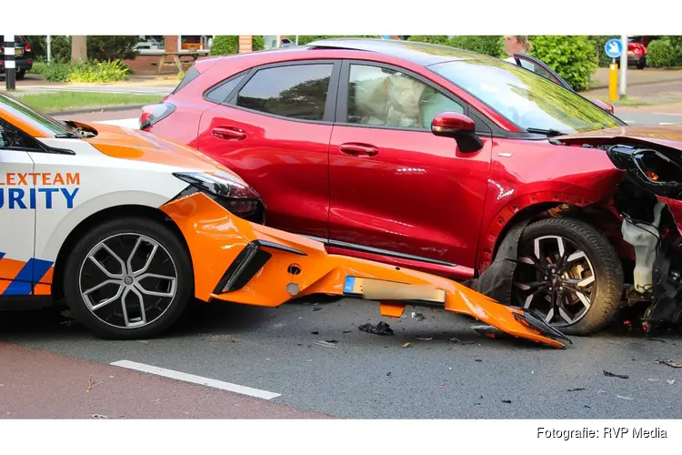 Auto's flink beschadigd na ongeval op kruising Heemstede