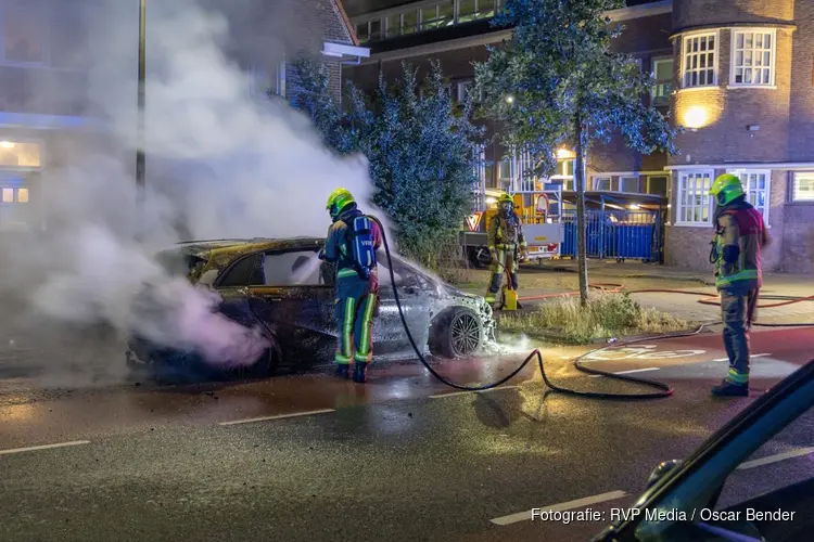 Auto gaat volledig in vlammen op bij nachtelijke autobrand in Haarlem