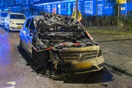 Auto gaat volledig in vlammen op bij nachtelijke autobrand in Haarlem