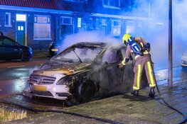 Auto gaat volledig in vlammen op bij nachtelijke autobrand in Haarlem