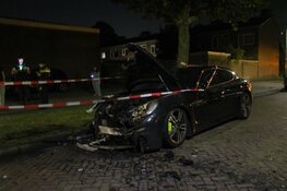 Peperdure Porsche door brand verwoest in Haarlem
