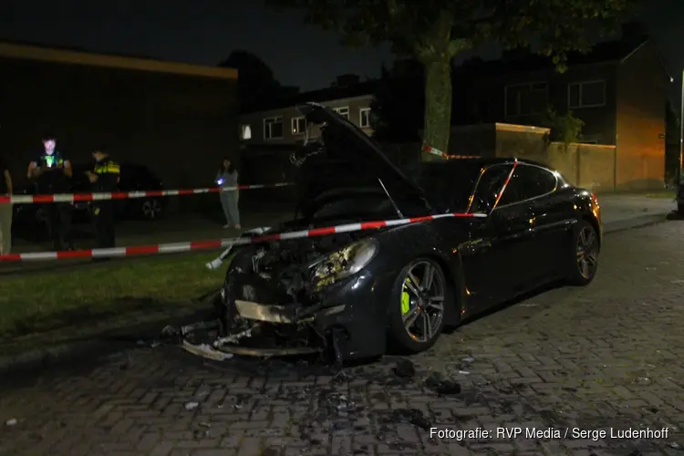 Peperdure Porsche door brand verwoest in Haarlem