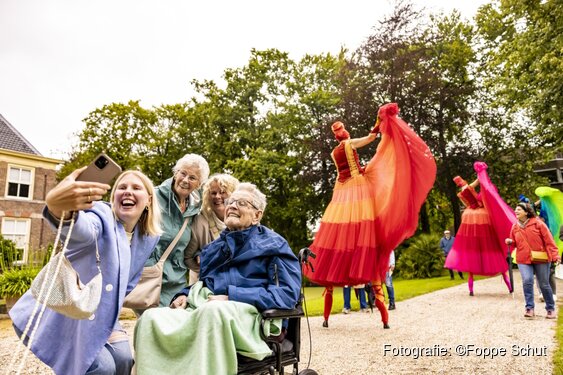 Karavaan zet Beverwijk in volle bloei met Seniorenfestival Volbloeiers