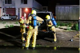 Bestelbus door brand verwoest op parkeerplaats in IJmuiden