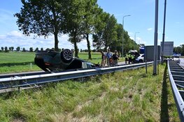 Auto slaat over de kop bij afrit A9 Akersloot