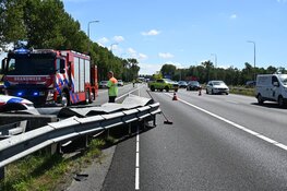 Auto slaat over de kop bij afrit A9 Akersloot