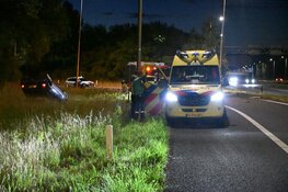 Auto over de kop langs A9 bij Uitgeest