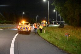 Auto over de kop langs A9 bij Uitgeest