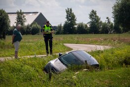 Bestuurder vliegt uit de bocht en beland in slootje Uitgeest