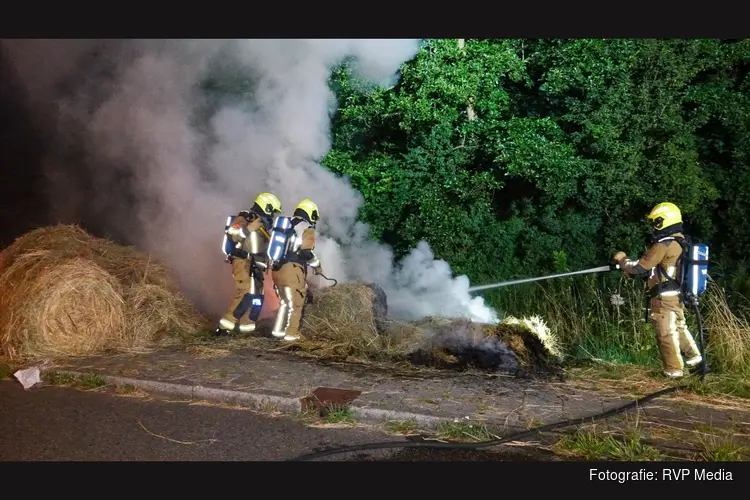 Hooibalen vatten vlam in Heemskerk