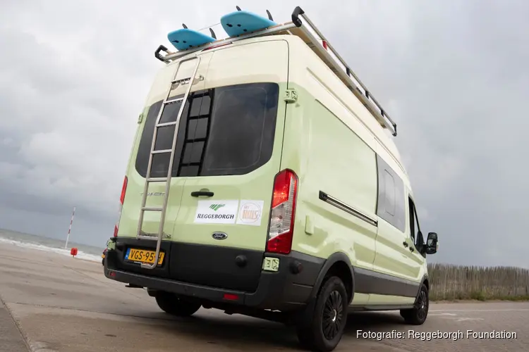 Surfen als therapie: Reggeborgh Foundation helpt Het Huis met Surfproject