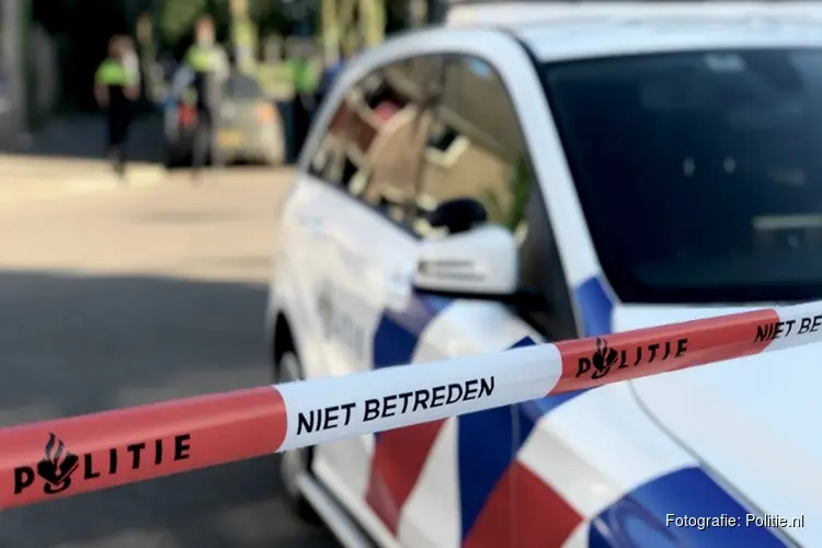 Man valt van hoogte bij flatgebouw in Haarlem