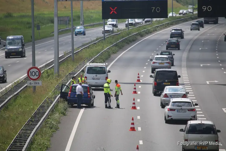 Personenauto botst achterop camperbusje op A9