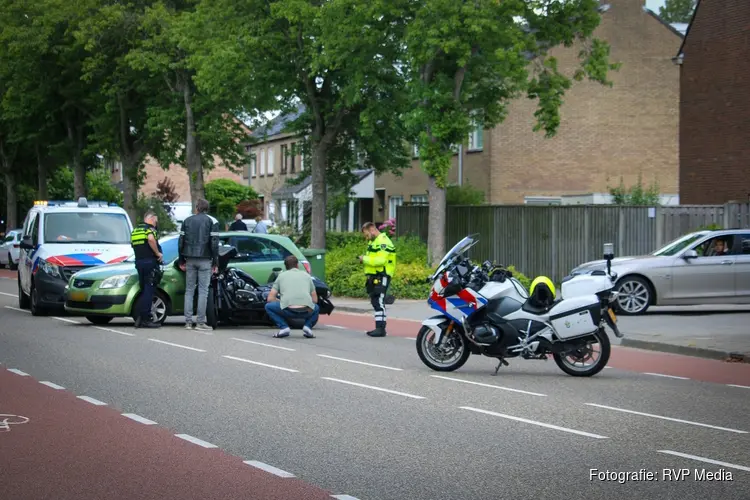 Harley komt in botsing met personenauto