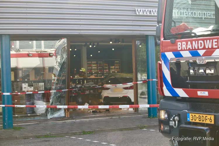 Auto rijdt winkel binnen in Beverwijk