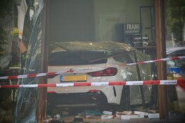 Auto rijdt winkel binnen in Beverwijk