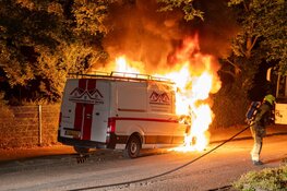 Bestelbus gaat volledig in vlammen op bij nachtelijke autobrand in Haarlem