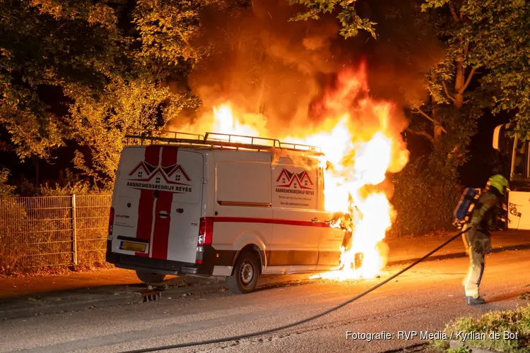Bestelbus gaat volledig in vlammen op bij nachtelijke autobrand in Haarlem