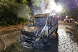 Bestelbus gaat volledig in vlammen op bij nachtelijke autobrand in Haarlem
