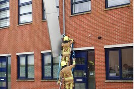 Nummeringszuil door windvlaag losgeraakt van gevel bedrijventerrein Trompet Heemskerk