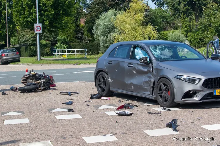 Motorrijder ernstig gewond na aanrijding met auto
