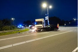 BMW total loss na aanrijding met vrachtwagen op afrit A9