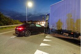 BMW total loss na aanrijding met vrachtwagen op afrit A9